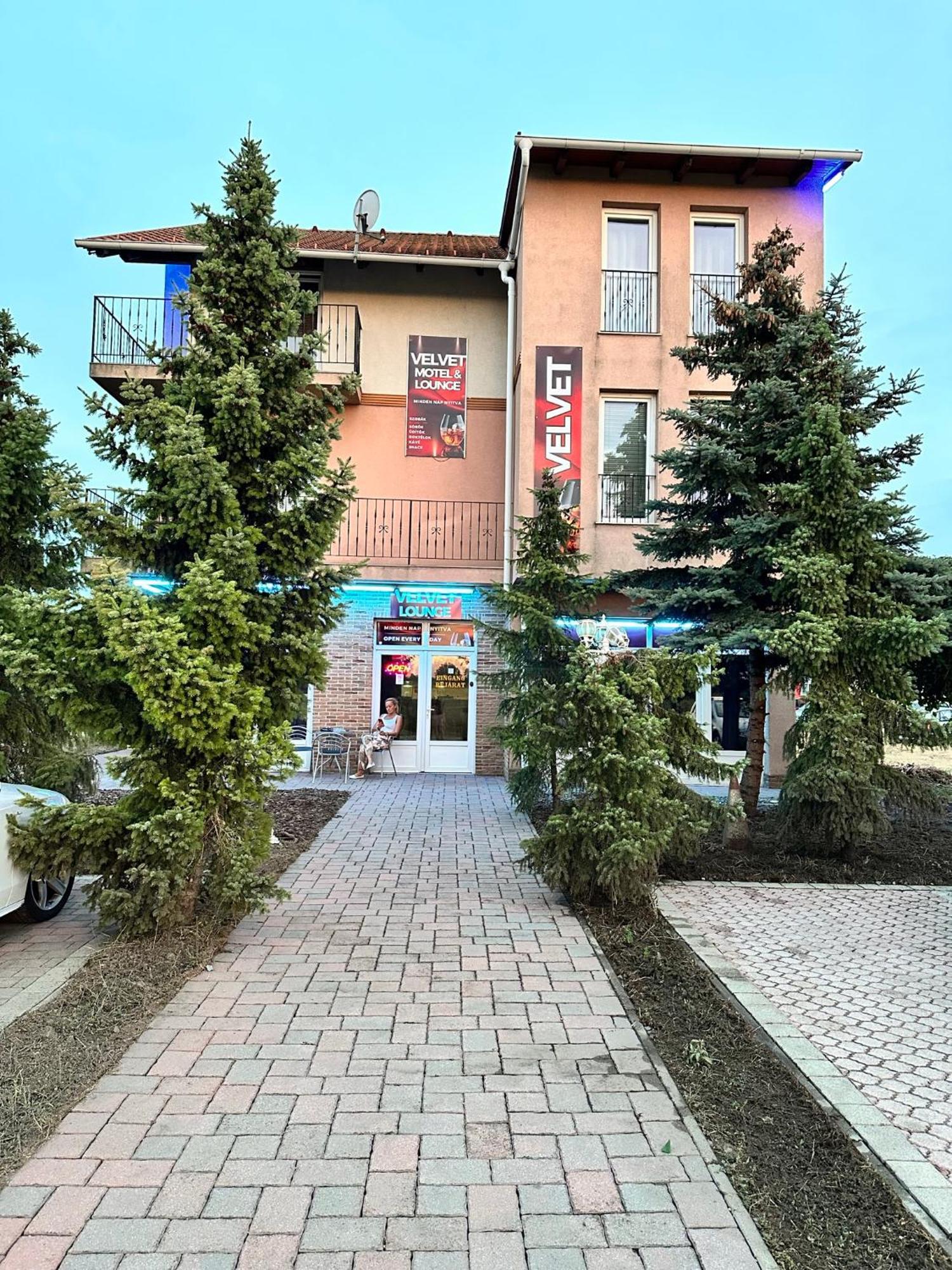 Velvet Motel Hegyeshalom Exterior photo